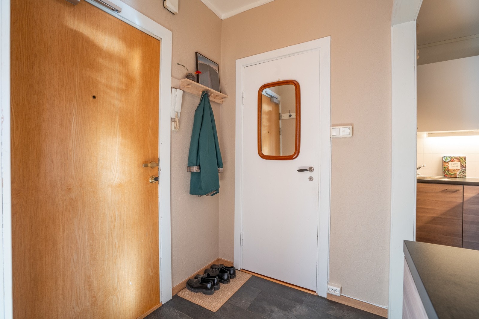 Innbydende og hyggelig entré med god plass til ytterklær og sko. Galleribilde
