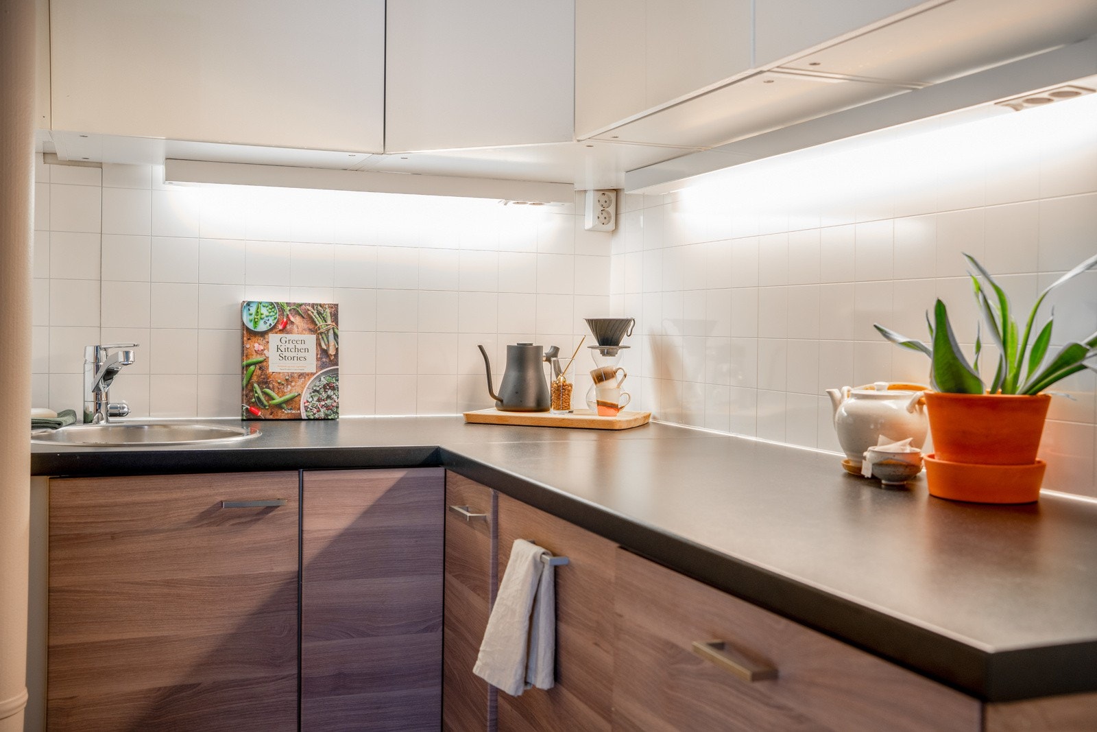 Pent og moderne kjøkken som består av oppvaskmaskin, komfyr, samt kjøl- og fryseskap. Galleribilde
