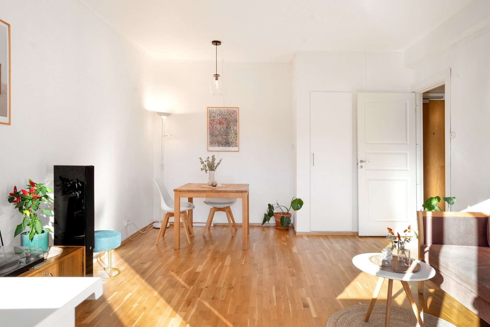 Videre er det god plass til spisebord med tilhørende spisestoler. Galleribilde