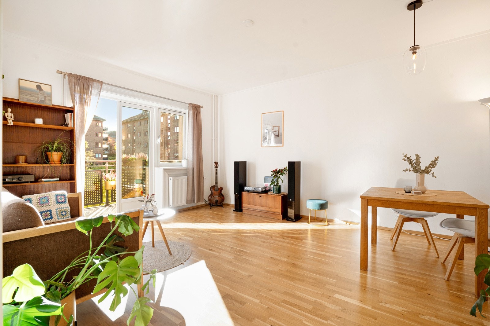 Lys og trivelig stue med god plass til sofagruppe, sofabord og underholdningsavdeling. Galleribilde