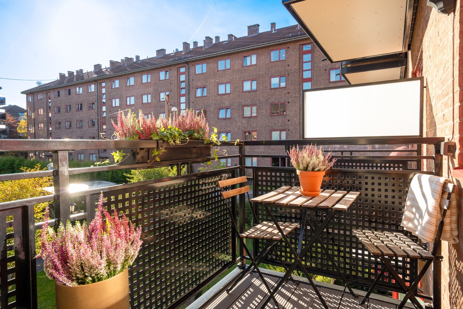 Lys og pen 2-roms som består av entré, kjøkken, bad, soverom, stue og balkong. Galleribilde