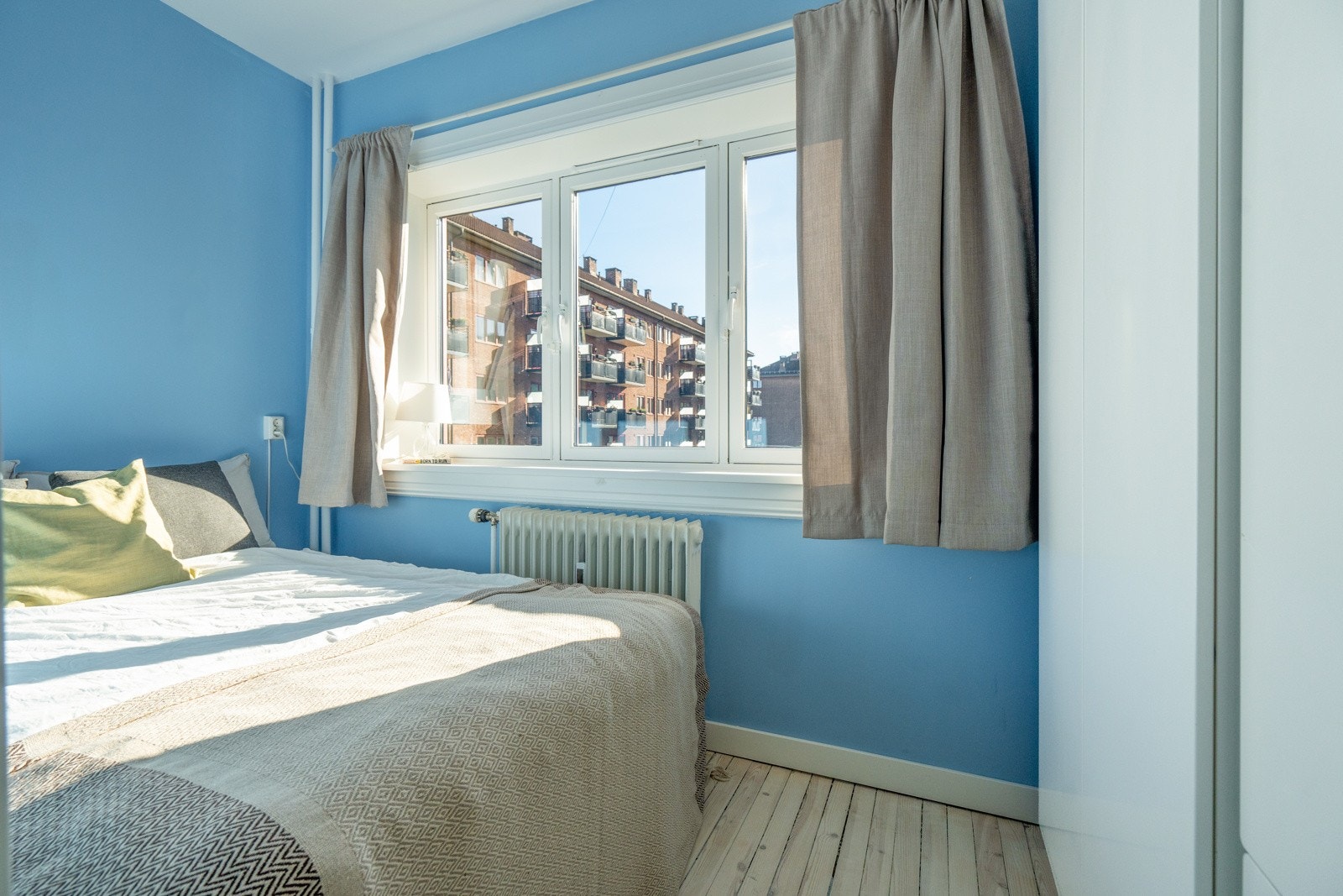 Soverommet har plass til dobbeltseng og nattbord. Galleribilde