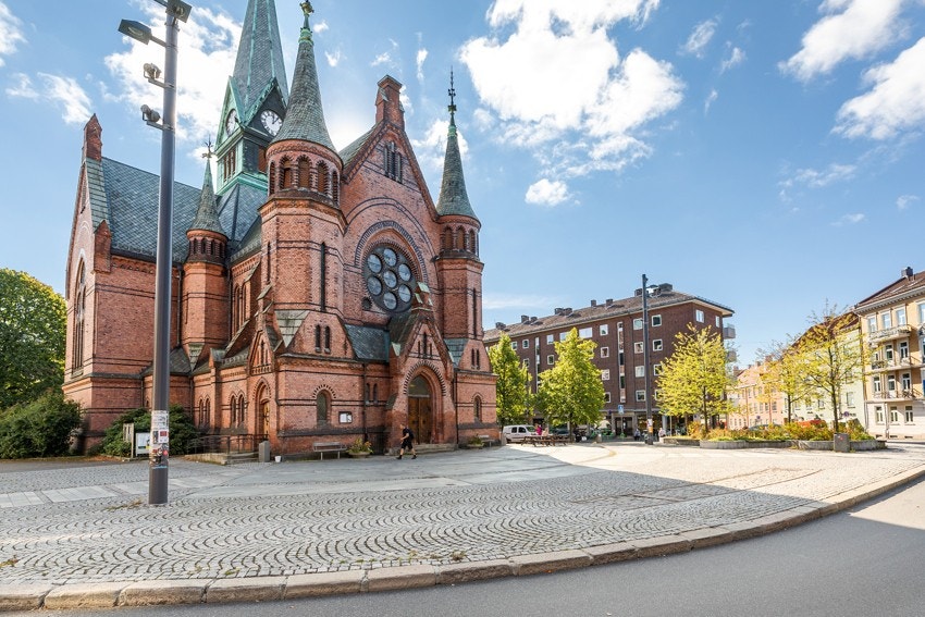 Sagene kirke stod ferdig bygd i året 1891. Den er tegnet av arkitekten Christian Fürst, og er i nygotisk stil. I rød, fuget tegl, flere kobberbelagte tårn og ellers skifertekket tak skiller Sagene kirke seg ut i bybildet og er også særegen. Galleribilde