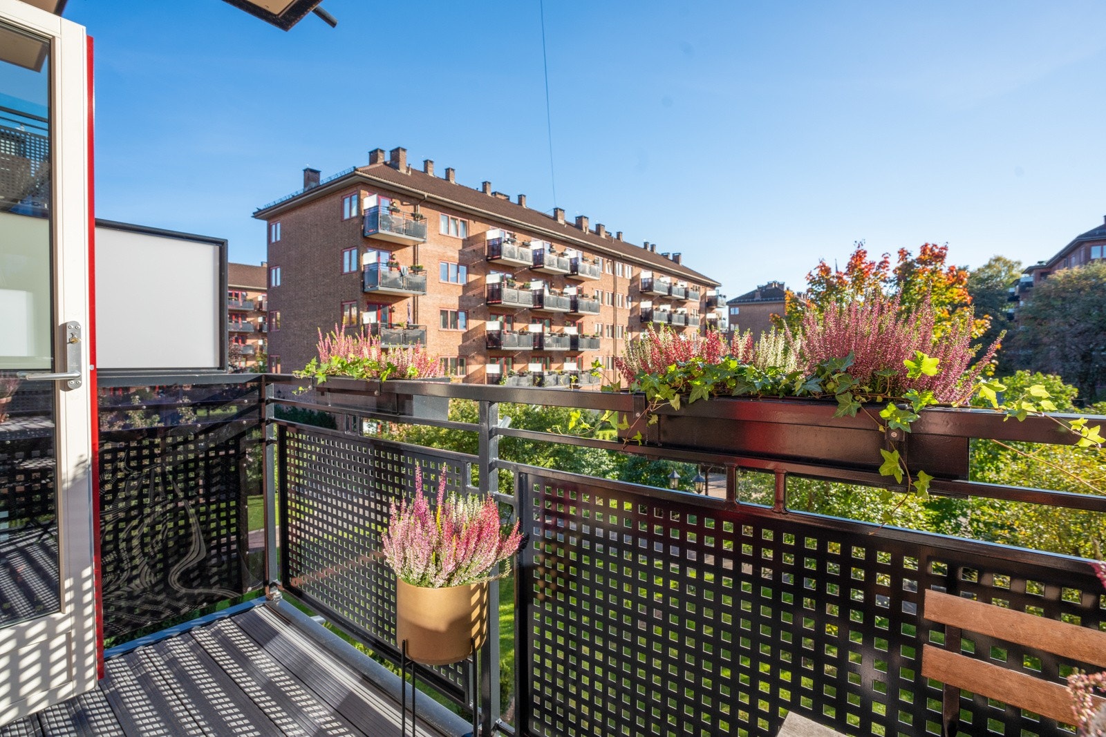 Balkongen er ca. 4 kvm og har gode lys- og solforhold. Galleribilde