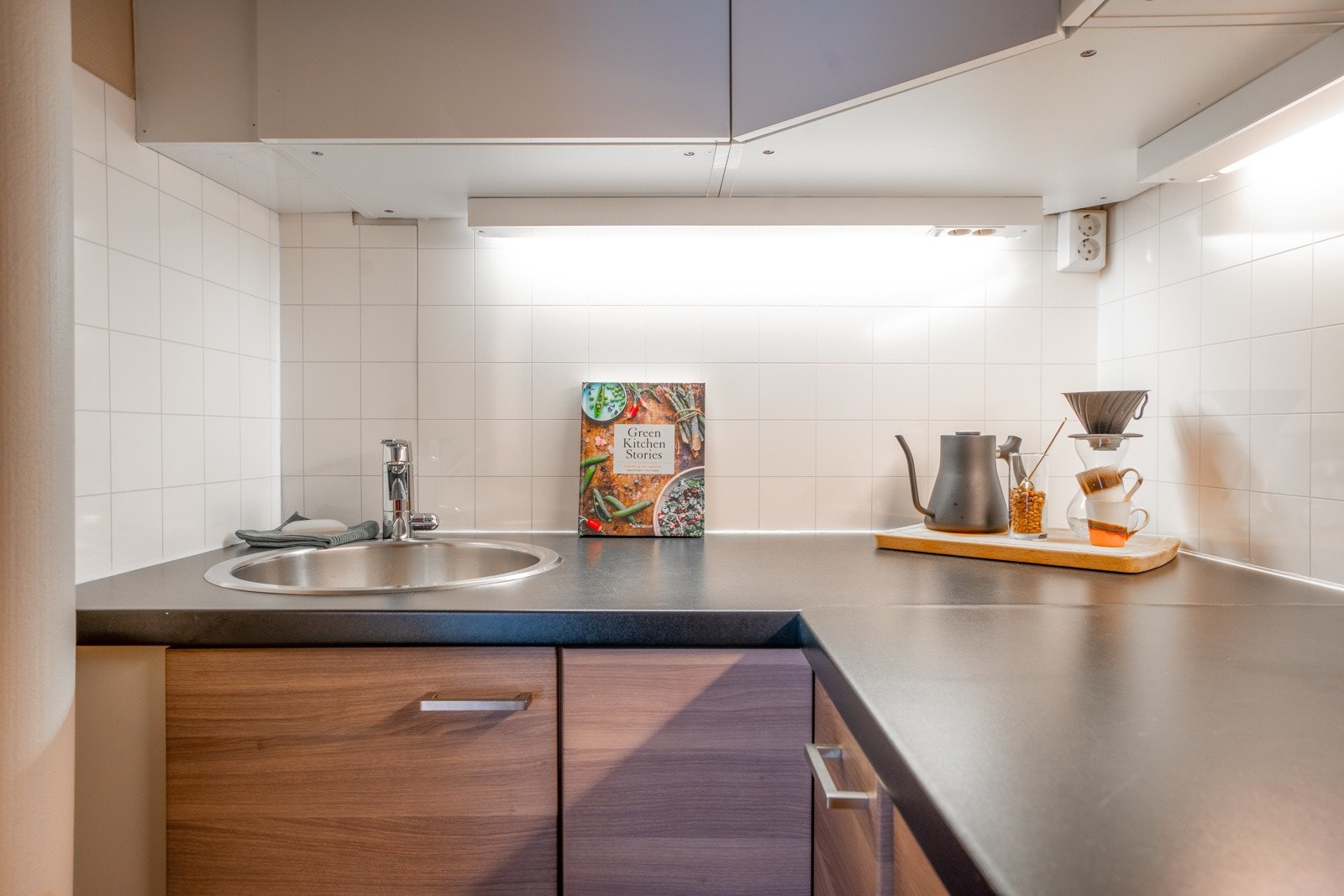 Kjøkkeninnredningen består av slette fronter og benkeplate i laminat. Galleribilde