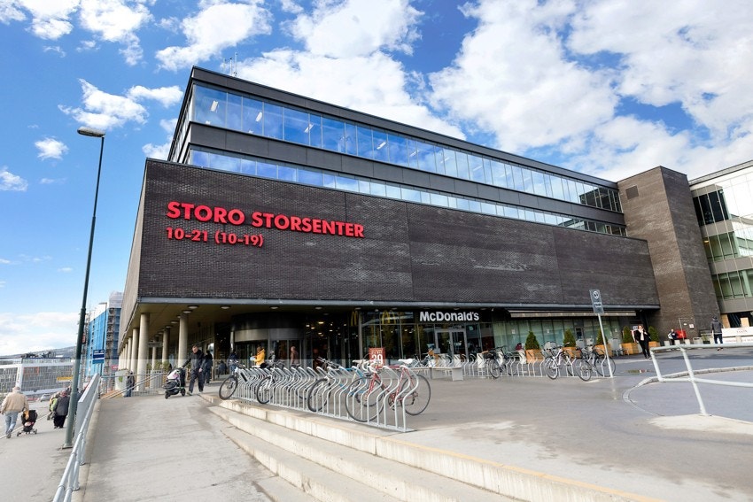 Storo Storsenter, Oslos største kjøpesenter med over 130 butikker og spisesteder, ligger ca. 10 minutters gange fra leiligheten. Galleribilde
