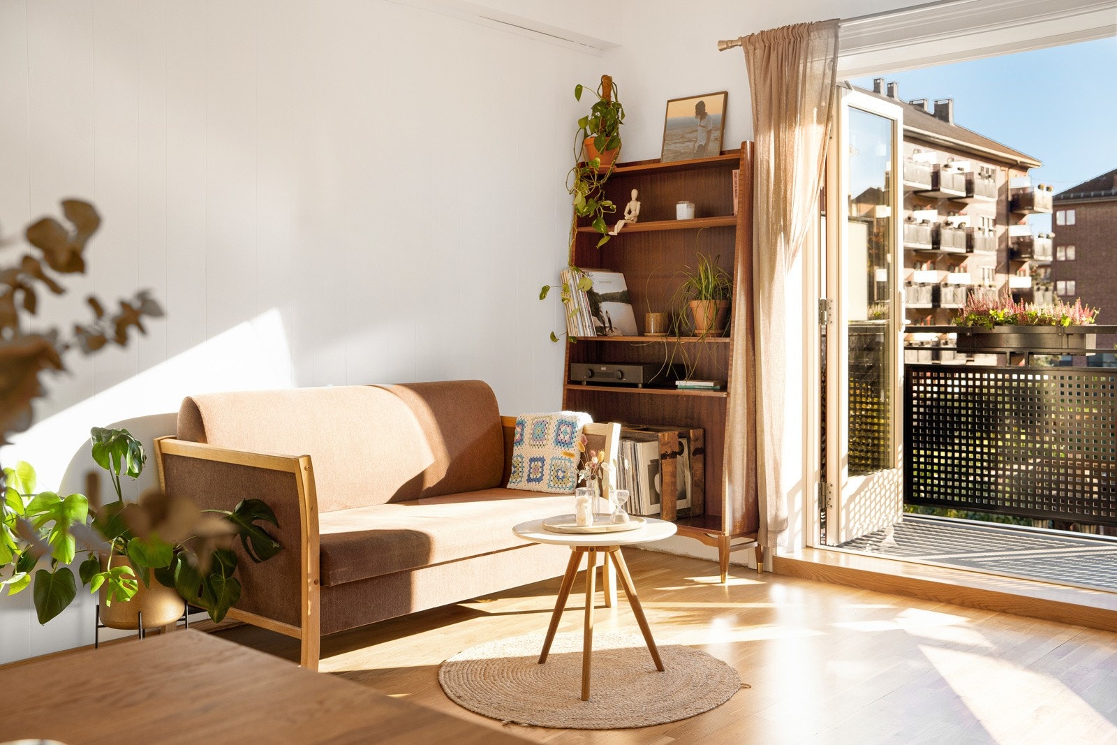 Store vindusflater som slipper til rikelig med naturlig lys. Galleribilde