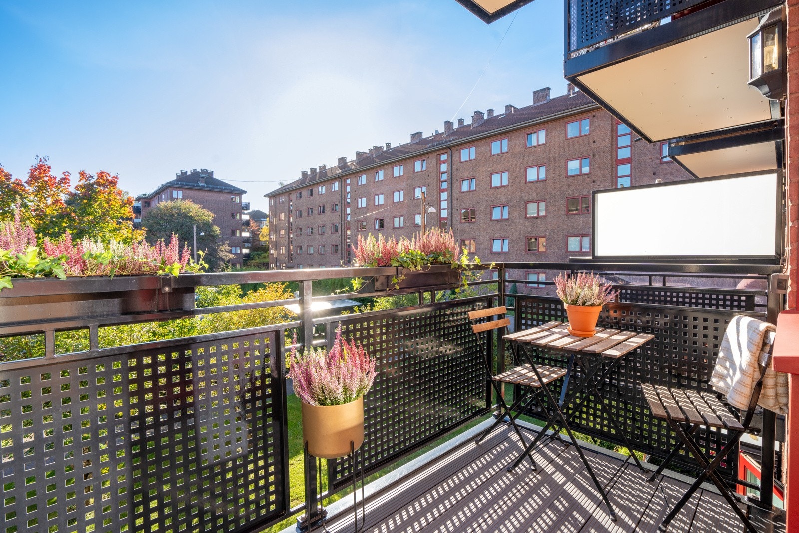 God plass til utemøblement, beplantning og grill. Galleribilde