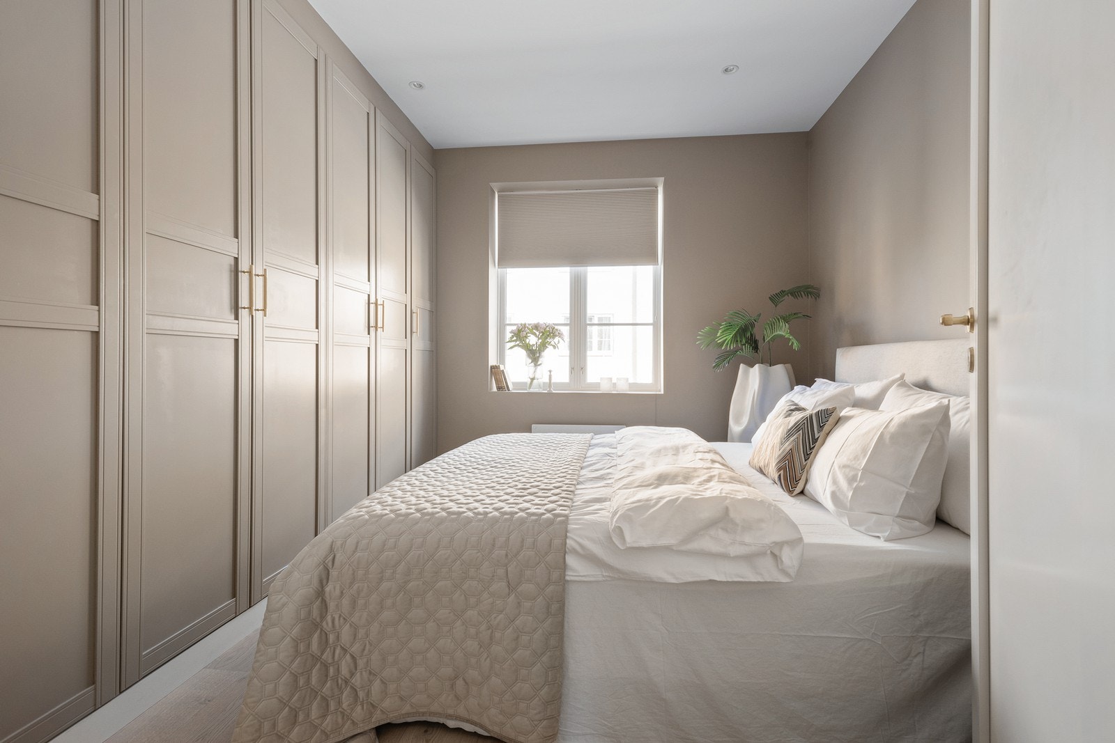 Hovedsoverommet er godt utnyttet med stor plassbygd garderobeløsning Galleribilde