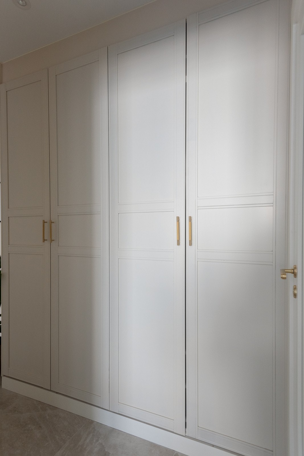 Praktiske plassbygde skap i entré som gir godt med oppbevaring Galleribilde