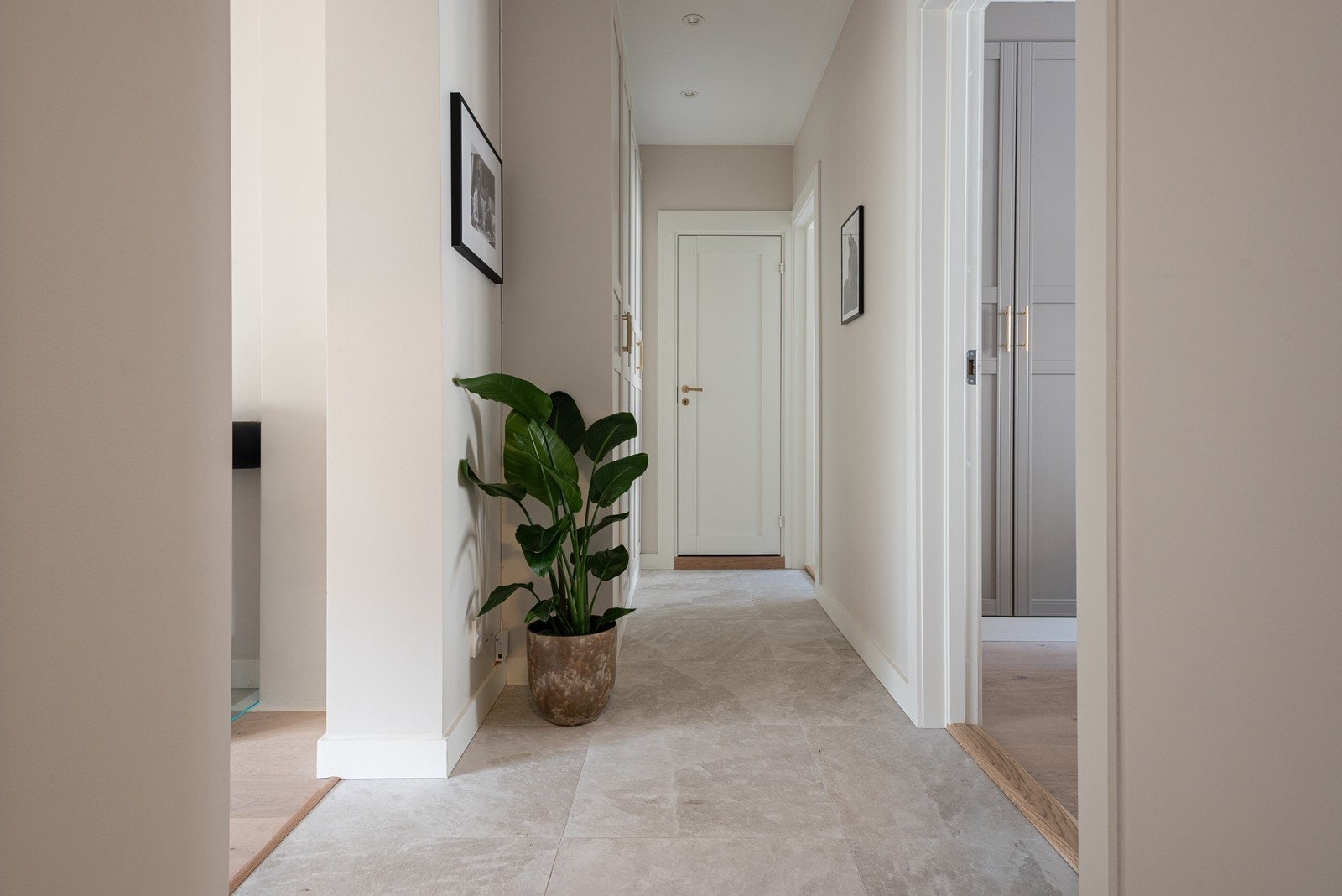 Flislagt gang med varmekabler i gulv Galleribilde