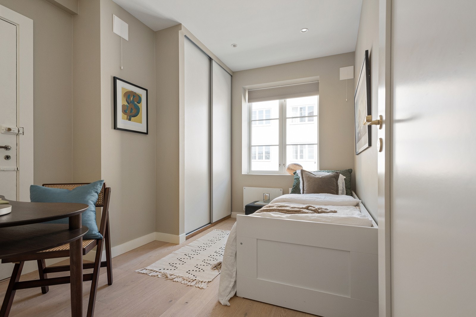 Gjesterommet er også smakfult og har plass til gjesteseng og kontorpult Galleribilde