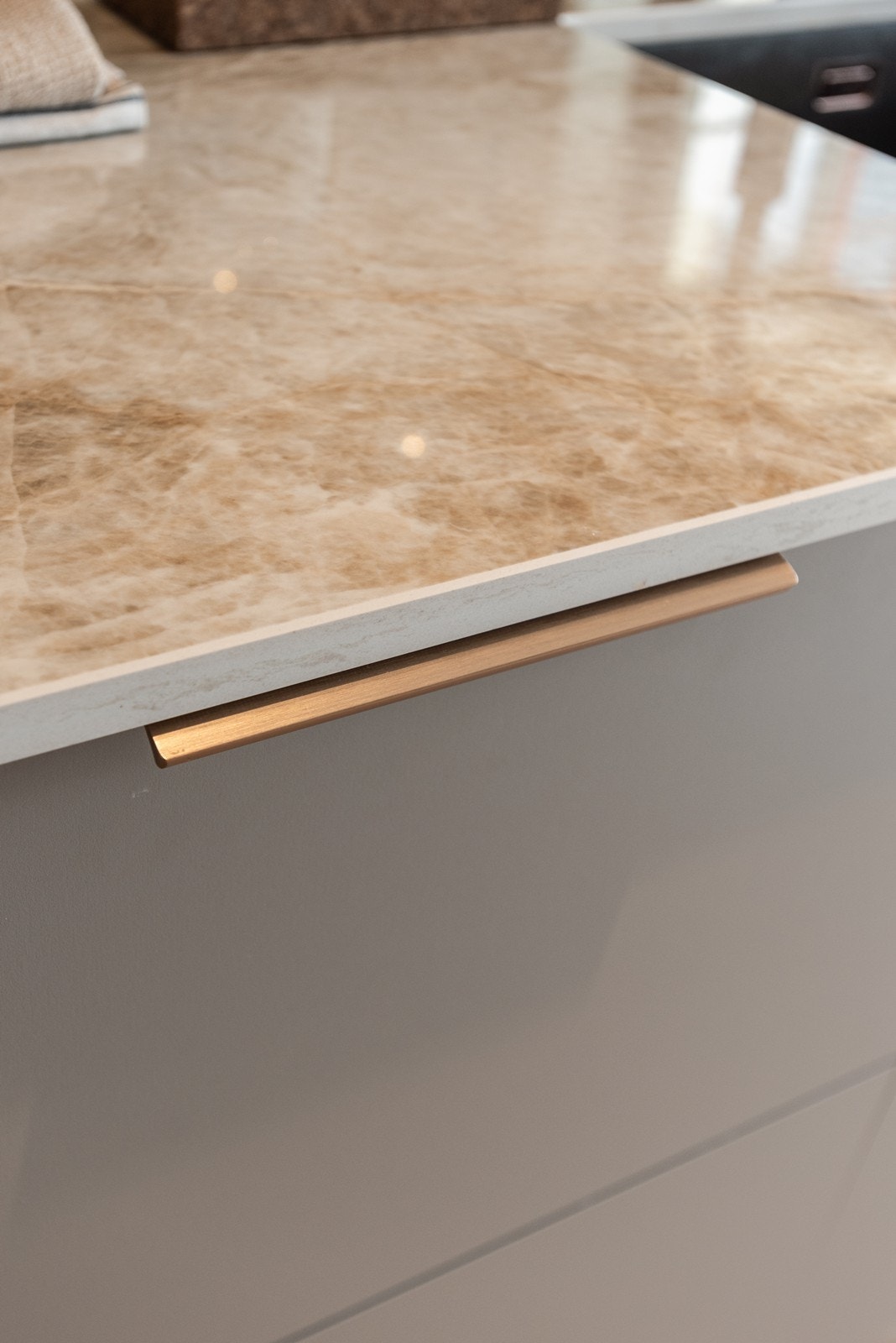 Benkeplaten er keramisk fra Dekton og er svært robust Galleribilde