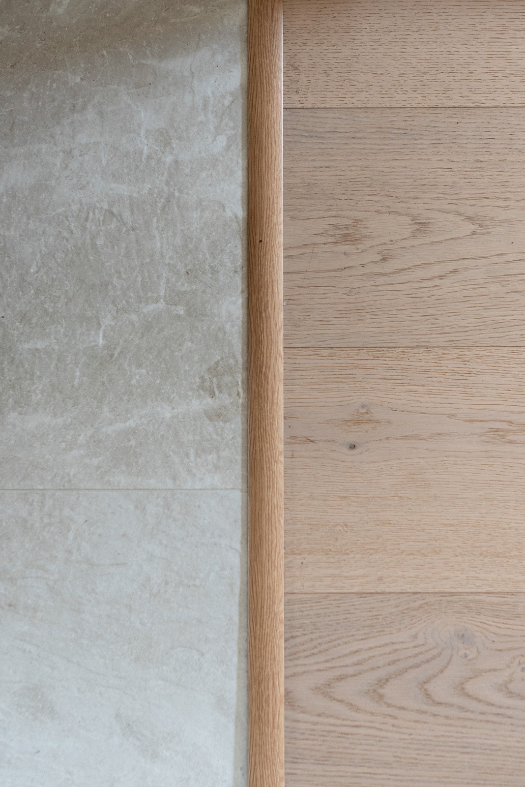 Lekker overgang fra parketten i stuen til flsiene i gangen Galleribilde