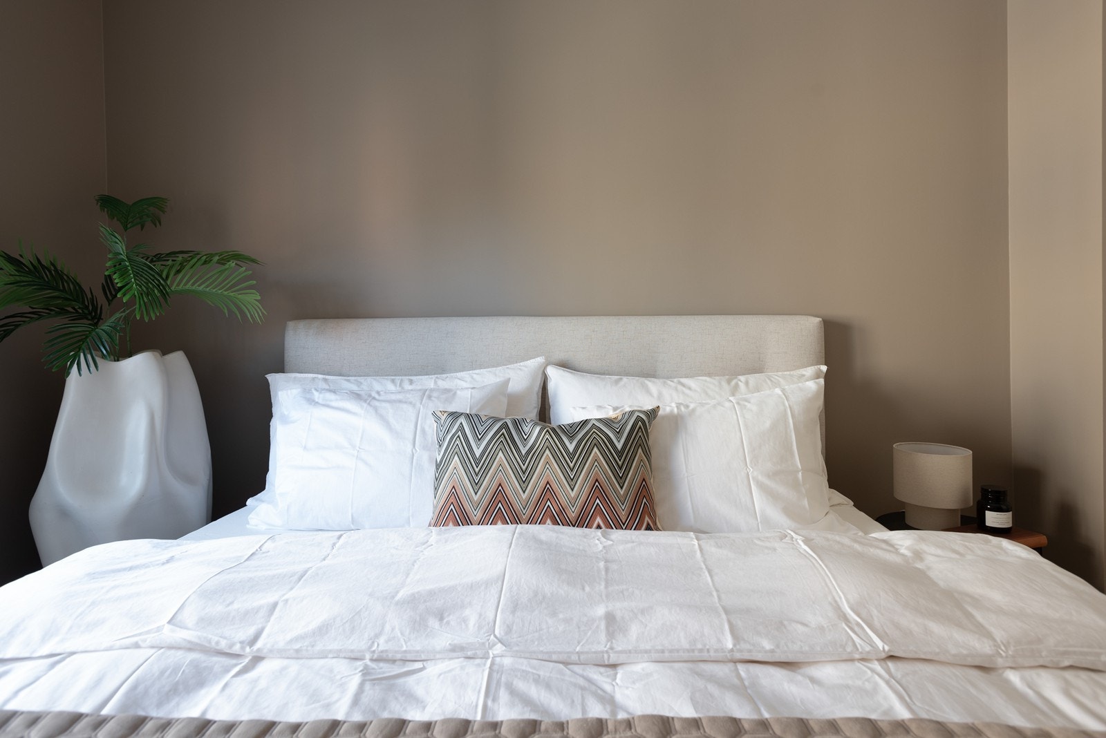 Overflatene er malt i litt lunere farger enn oppholdsrommet Galleribilde