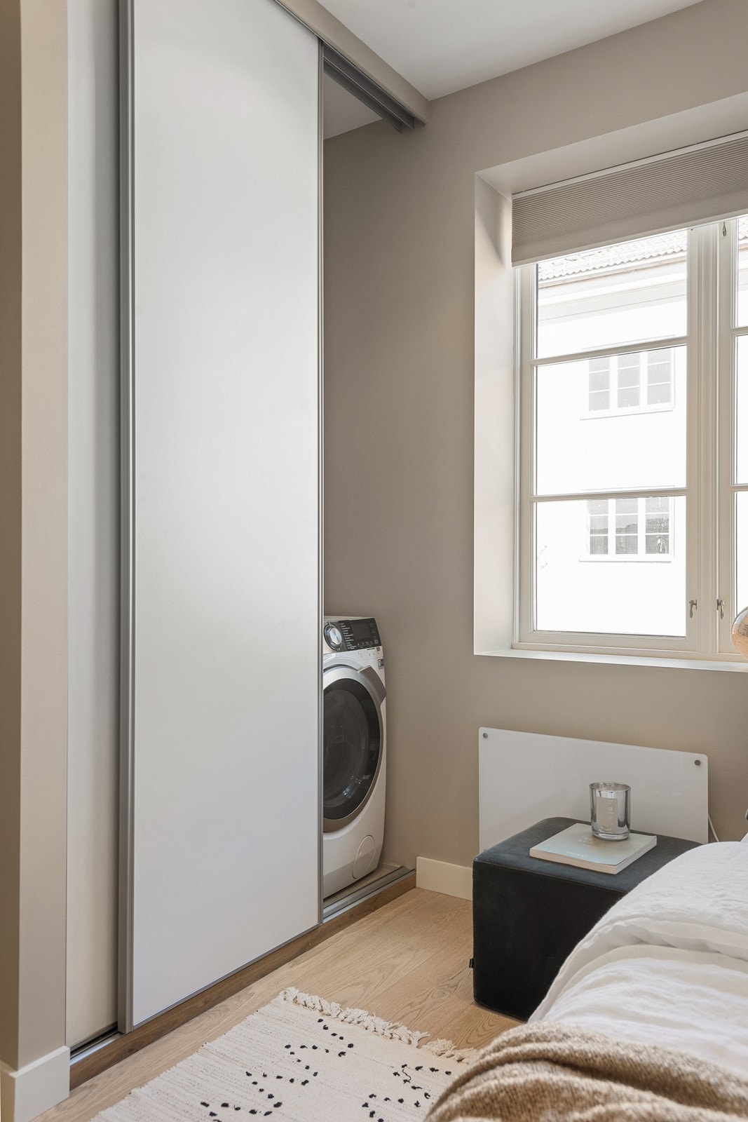 Smart løsning med vaskemaskin på baksiden av skyvedør Galleribilde