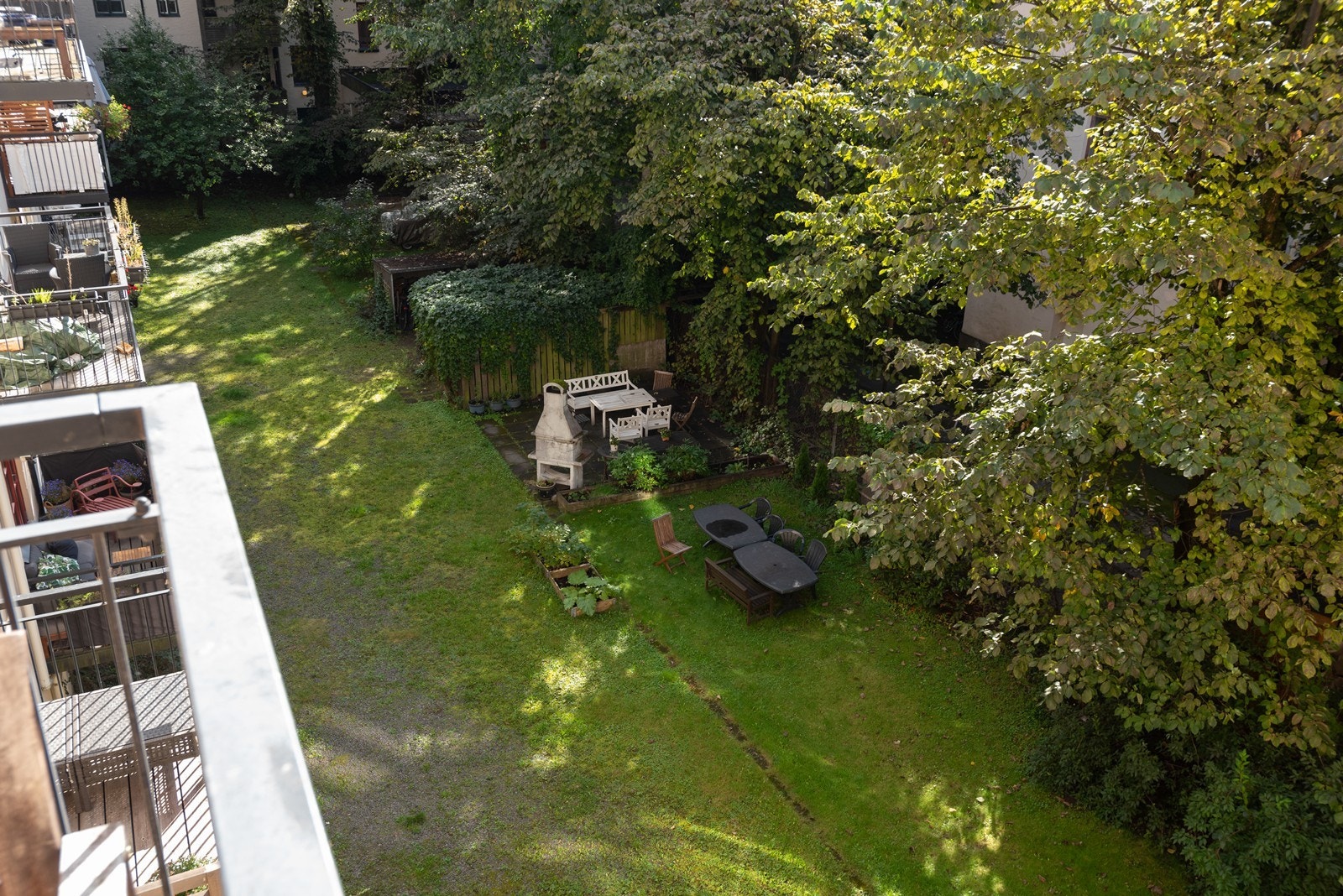 Balkongen og stuen vender mot hyggelig og grønn bakgård Galleribilde