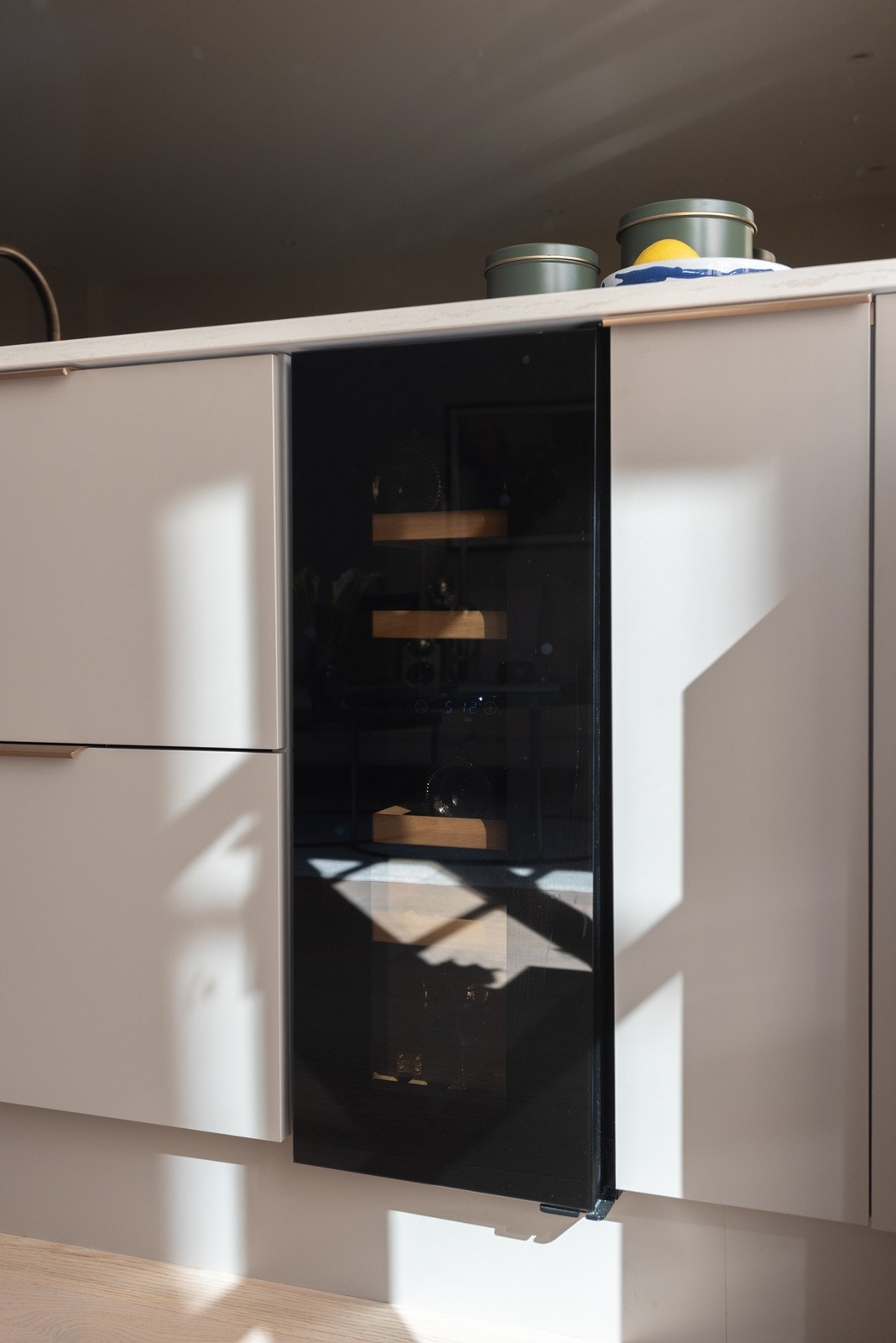 Integrert vinskap under benk Galleribilde