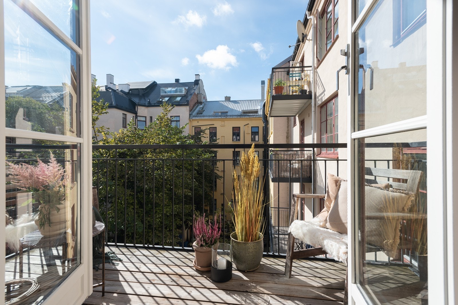 Fra stuen er det adkomst til nydelig og solrik balkong gjennom doble terrasedører Galleribilde