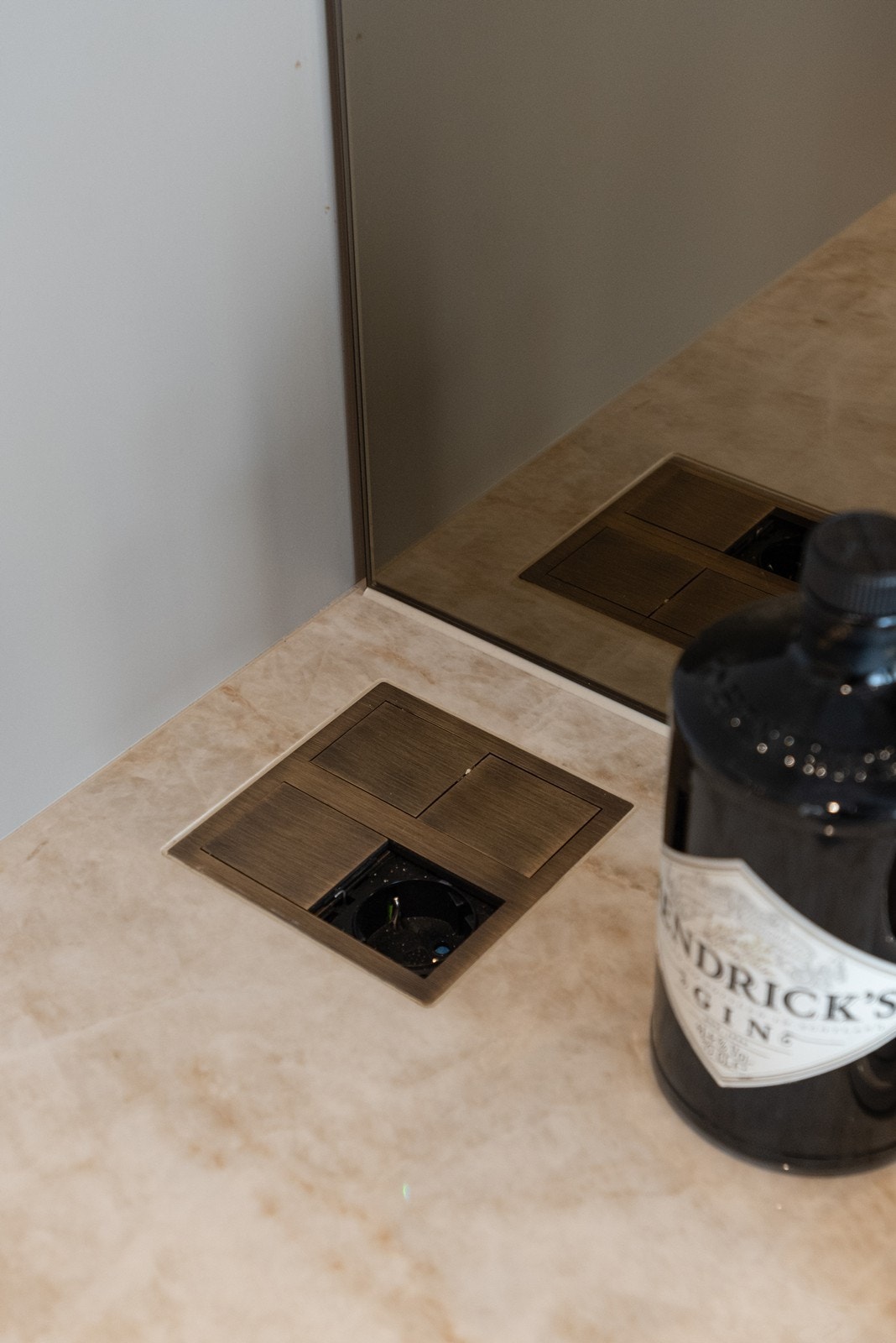 Nedfelt stikkontakt i benkeplate Galleribilde