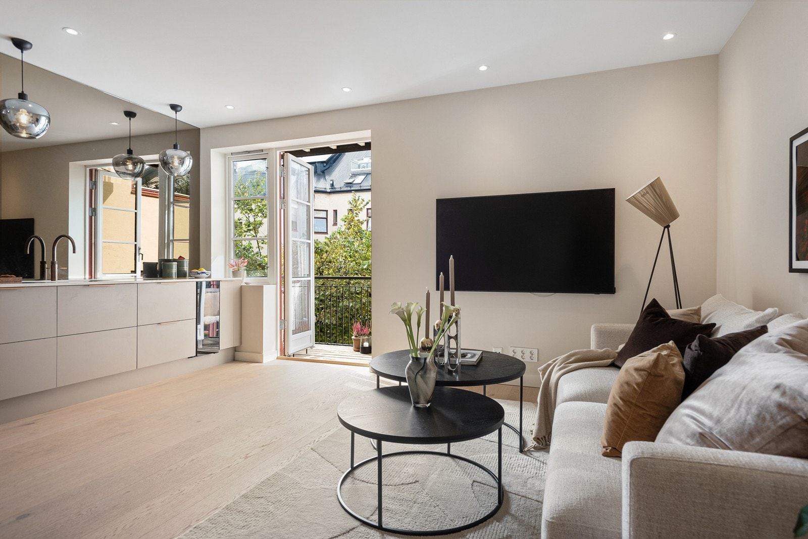 Kristoffer Eastwood og Fredrik Moe Presenterer Ole Vigs gate 32D! Galleribilde