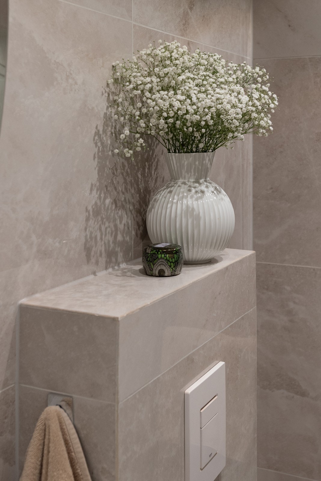 Det er de samme lyse og fine fliser på gulv og vegg Galleribilde