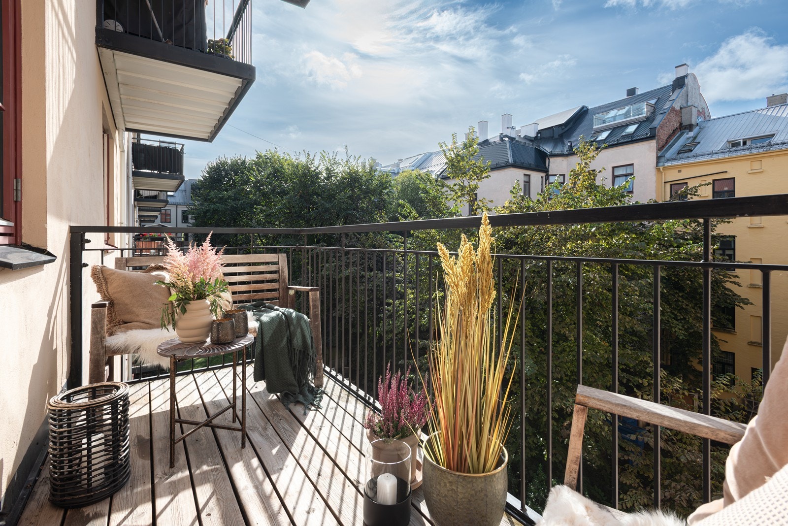 Balkongen er sydvestvendt og har gode solforhold fra ca. lunstider til kvelden Galleribilde