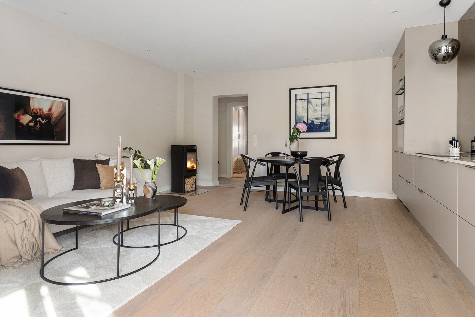 Overflatene er malt i tidsriktige og delikate farger. Pen en-stavs parkett på gulv Galleribilde