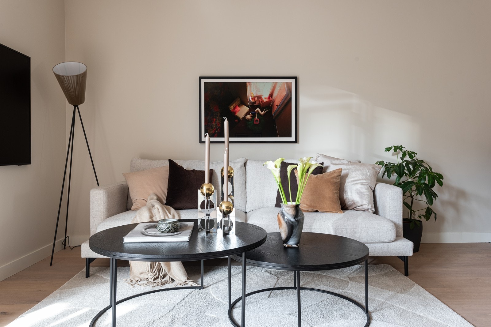 I stuen er det rikelig med plass til sofa, bord og tv med tilhørende møblement Galleribilde