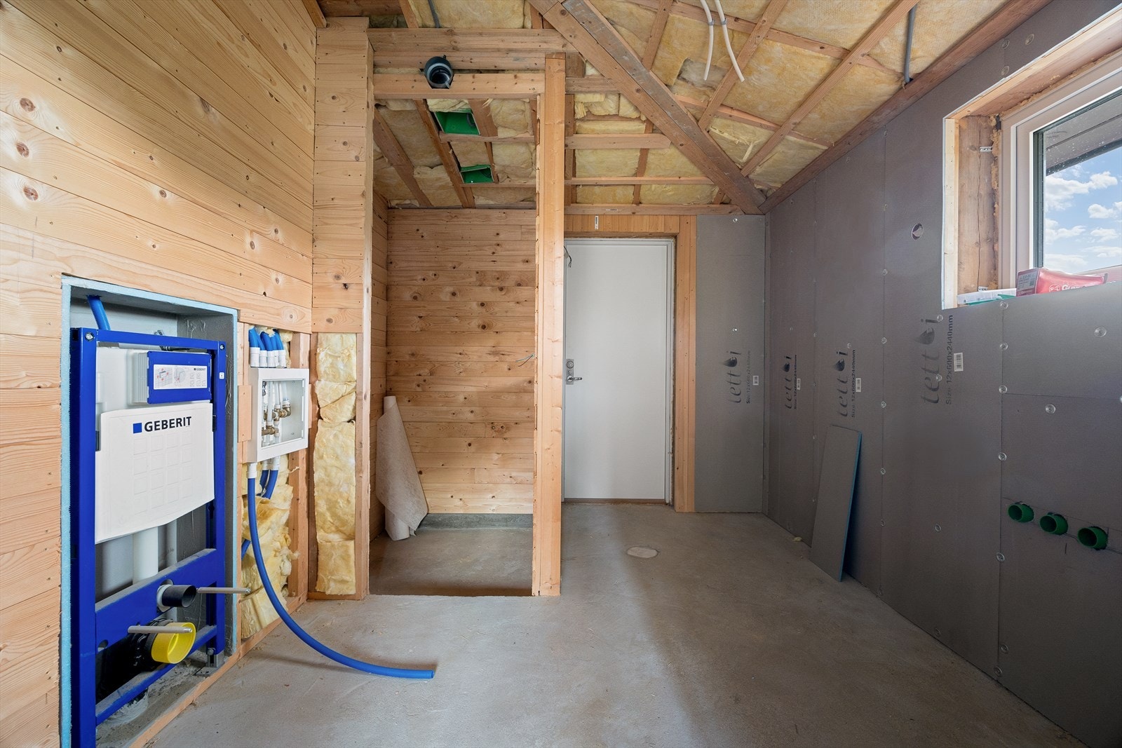uinnredet/påbegynt baderom/vask. Galleribilde