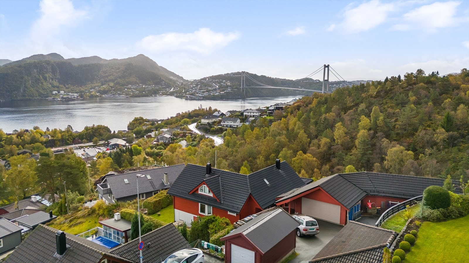 Her ligger man høyt og fritt som gir fantastisk utsikt mot Bergen sentrum, broen, innseilingen og videre ut mot Eidsvåg. Galleribilde