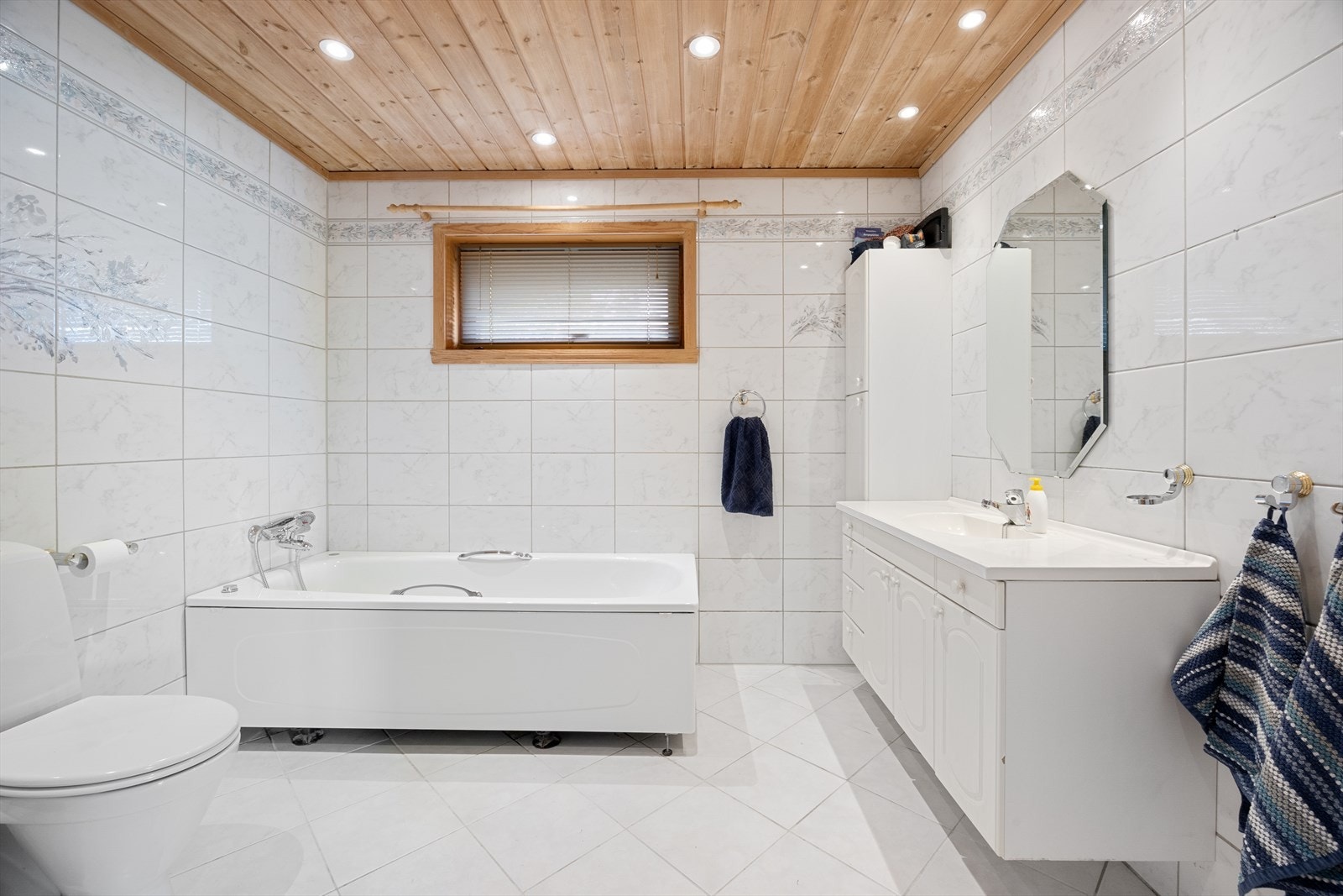 Badet har flislagt gulv med elektriske varmekabler, fliser på vegger og plater i himlingen. Galleribilde