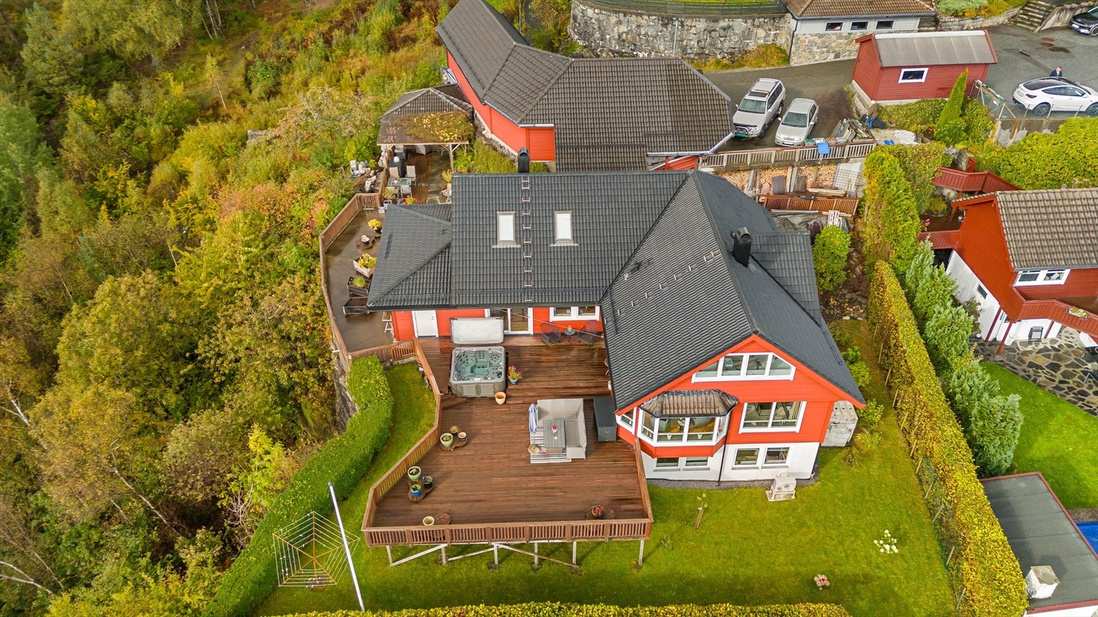 Eneboligen ligger flott til på Kleppestø med kort vei til det meste. Galleribilde