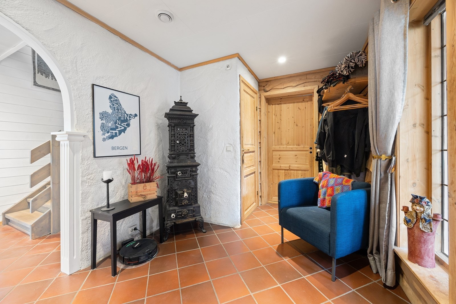 Entréen har flislagt gulv og god plass til oppbevaring av yttertøy og sko i eget gardeoberom, samt på oppheng. Galleribilde
