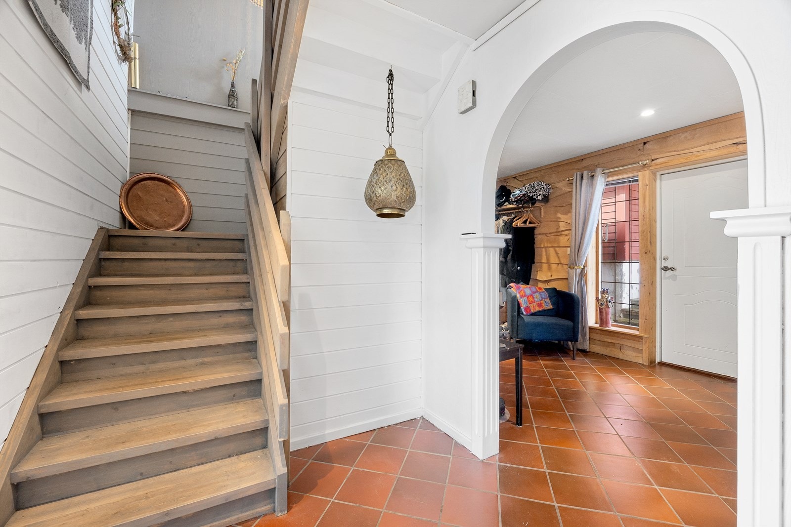 I entréen er det utstyrt med en dekorativ etasjeovn og man finner en trapp som leder ned til kjelleretasjen. Det er også en påfølgende hall med trappegang til loft. Galleribilde