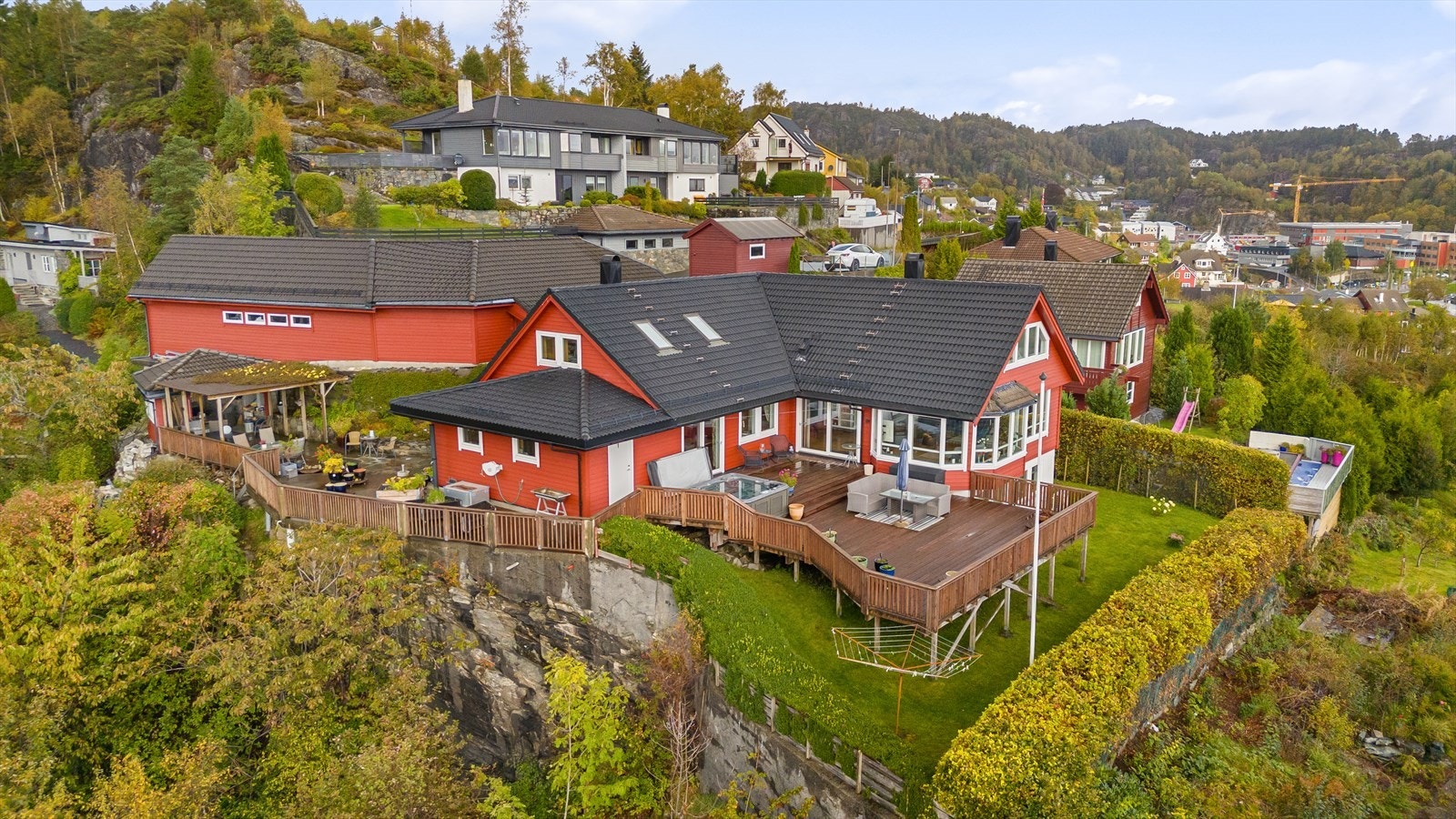 Kleppestø Senter ligger liger ved og kan tilby over 40 butikker, blant annet Meny, apotek, vinmonopol, frisør og serveringssteder. Galleribilde