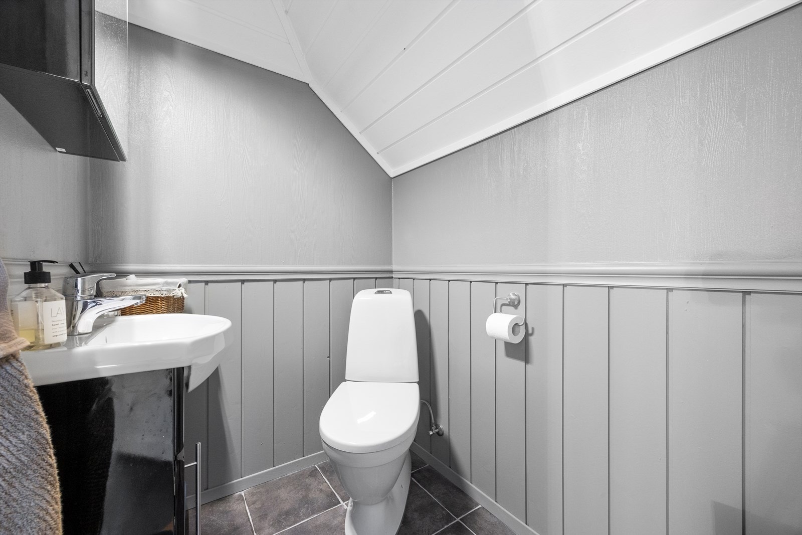 Toalettrommet har fliser på gulv og malt panel/strie på vegger. Loftsetasjen er i sin helhet innredet uten å søke. Galleribilde