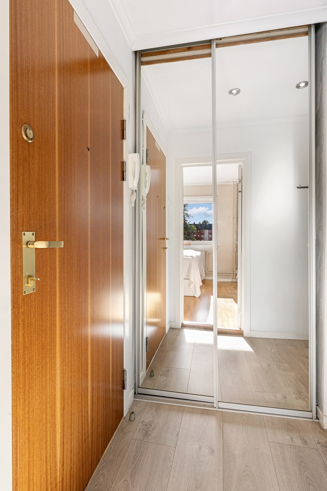 Inngangsparti med speilskap for praktisk oppbevaring Galleribilde