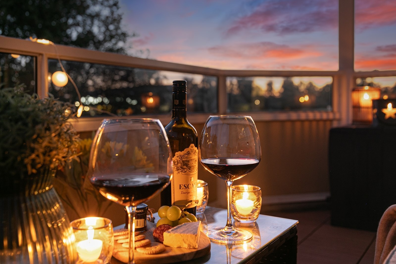 Inviter til hyggelige kvelder på en innbydende balkong Galleribilde