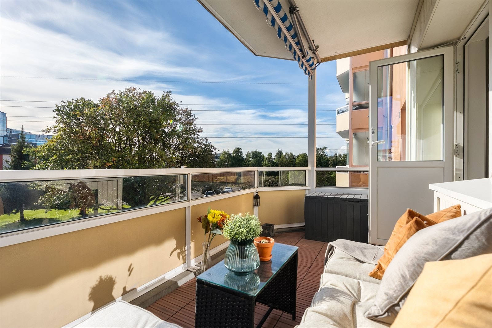 Solrik balkong perfekt for morgenkaffen Galleribilde