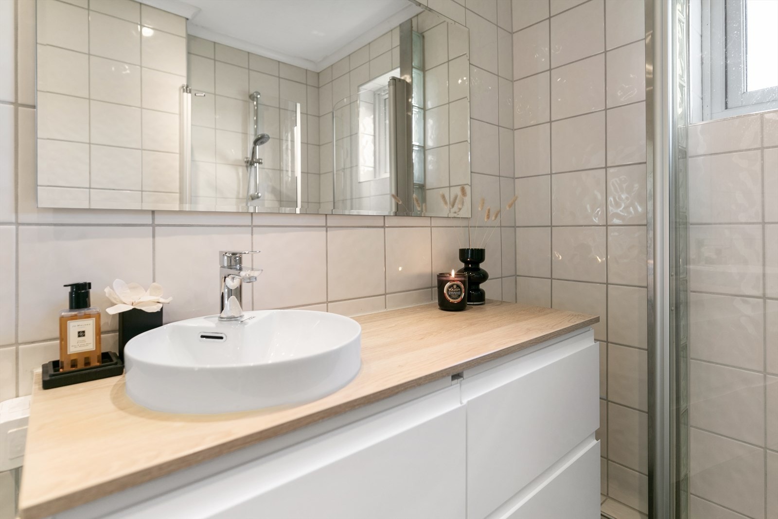 Baderom med stilfull innredning og god oppbevaring Galleribilde