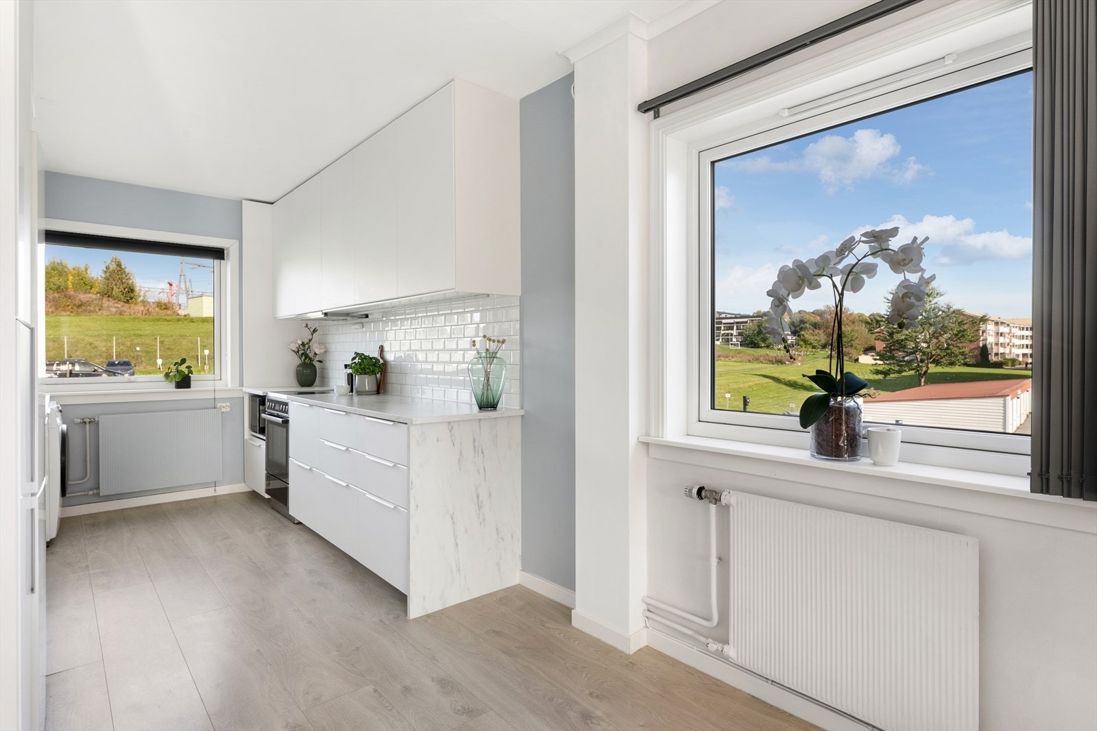 Kjøkkenet har en stilren finish med god funksjonalitet. Galleribilde