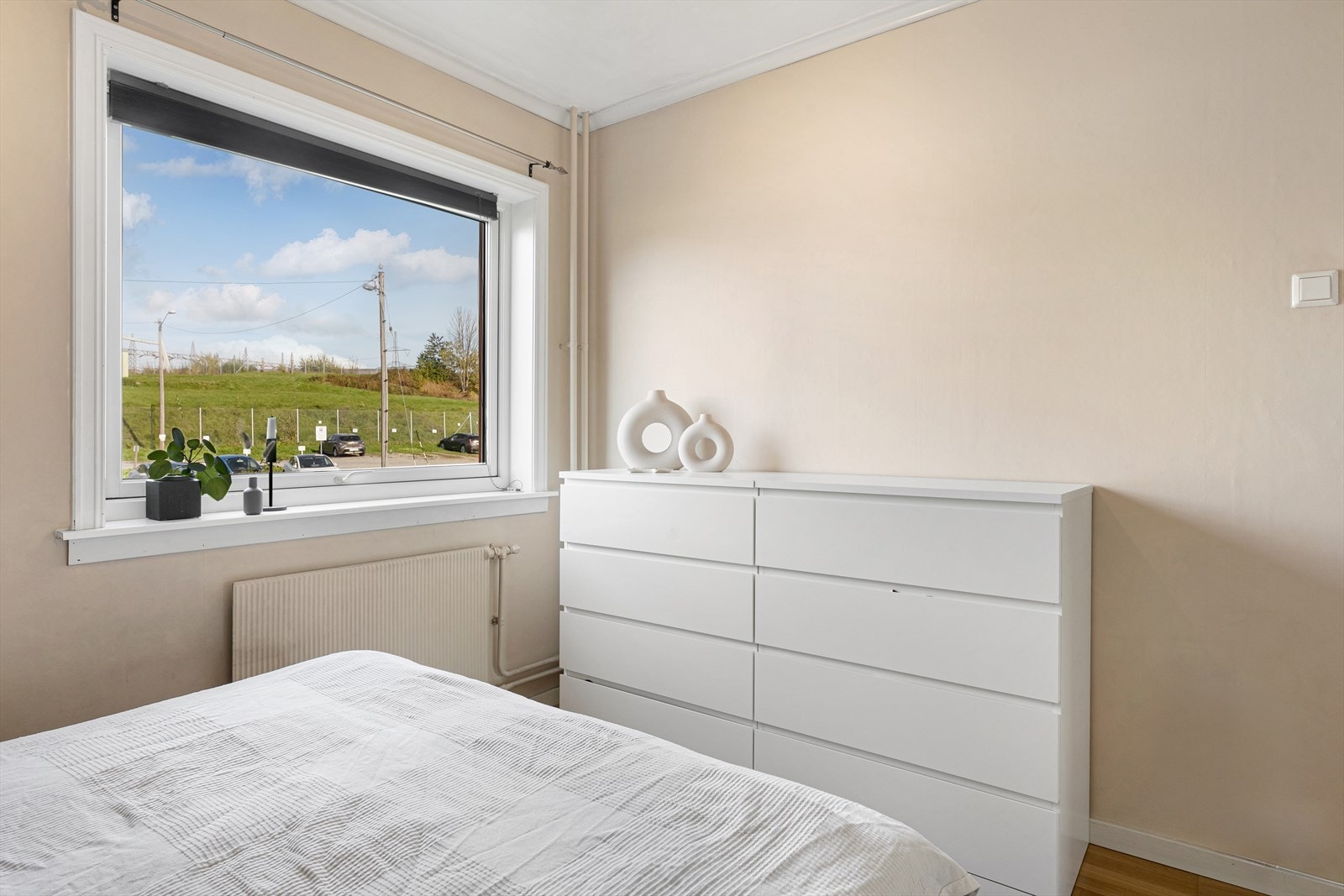 Lyst soverom med plass til skap og oppbevaring Galleribilde