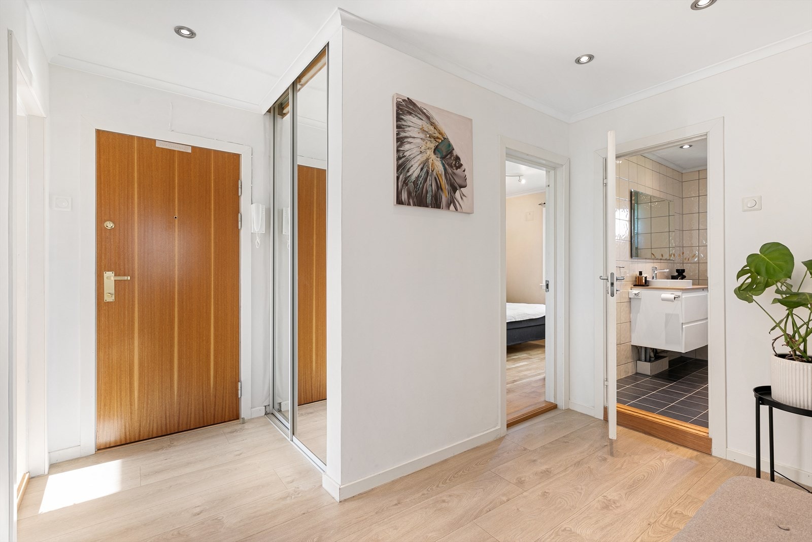 Entré med praktisk garderobeløsning og speil Galleribilde