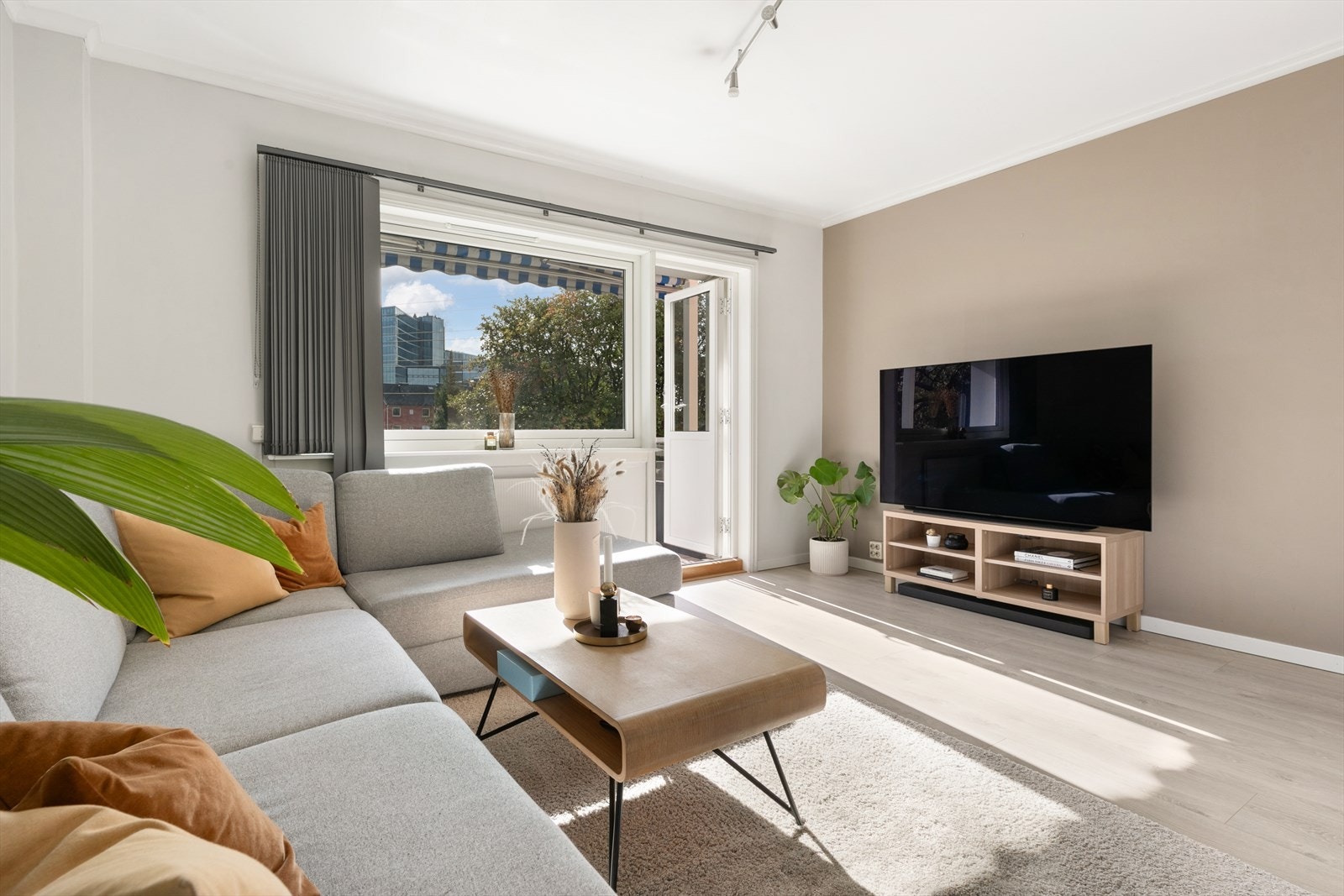 Lys stue med direkte tilgang til balkongen Galleribilde