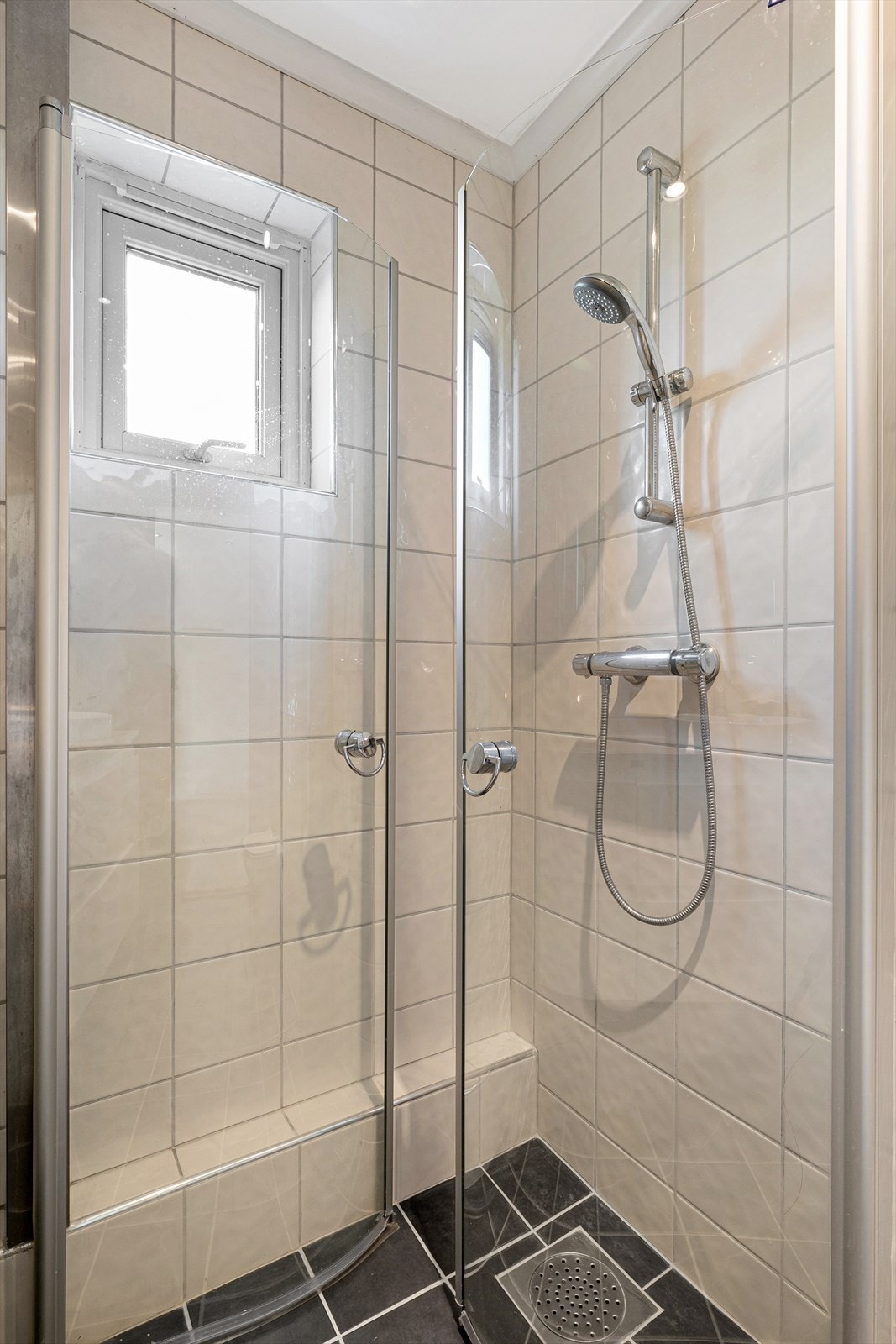 Dusjdører med moderne design på badet Galleribilde