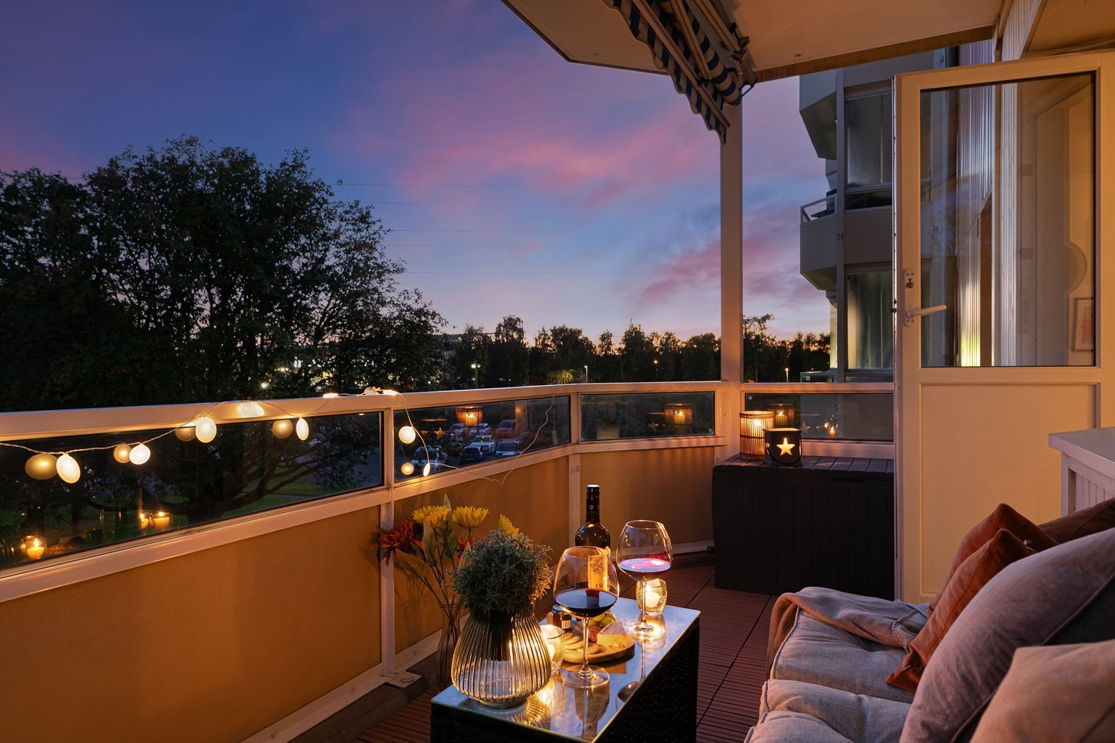 Balkong med stemningsfull belysning Galleribilde