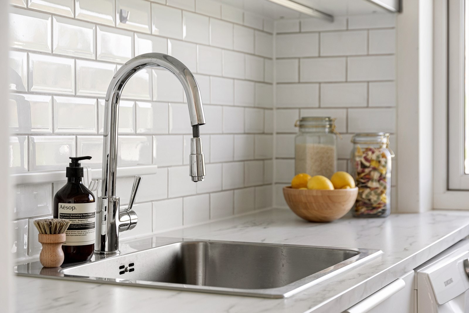 Elegant kjøkken med moderne detaljer og armatur. Galleribilde