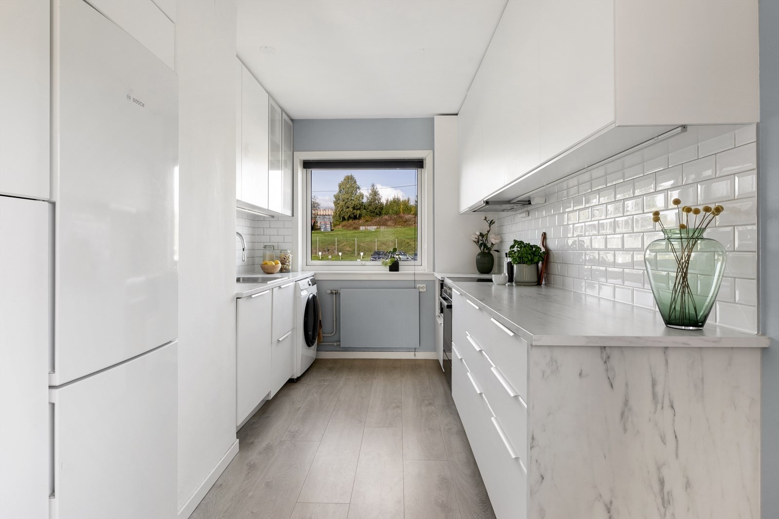 Romslig kjøkken og mye skapplass. Galleribilde