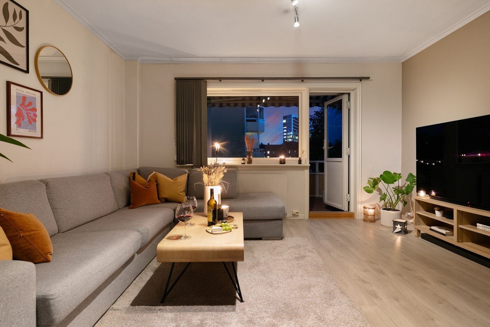 Fra stue er det utgang til sydvendt balkong med gode solforhold Galleribilde